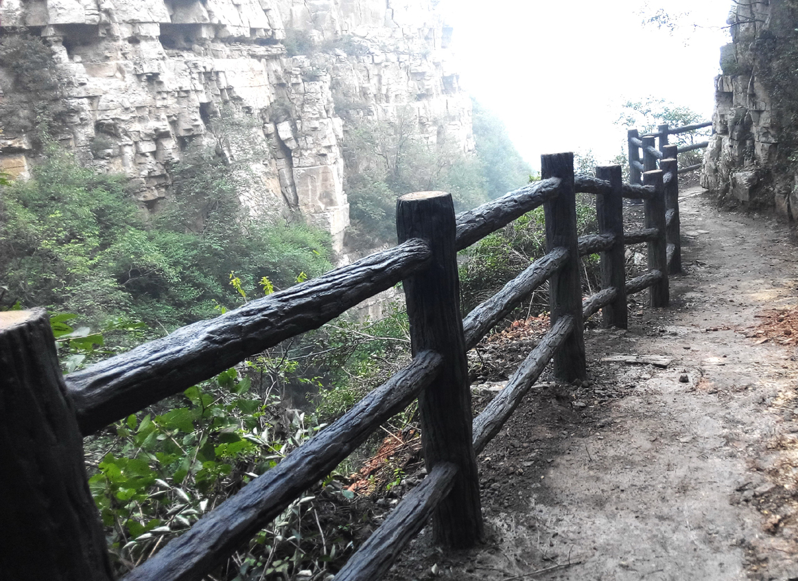 懸崖山路仿木欄桿